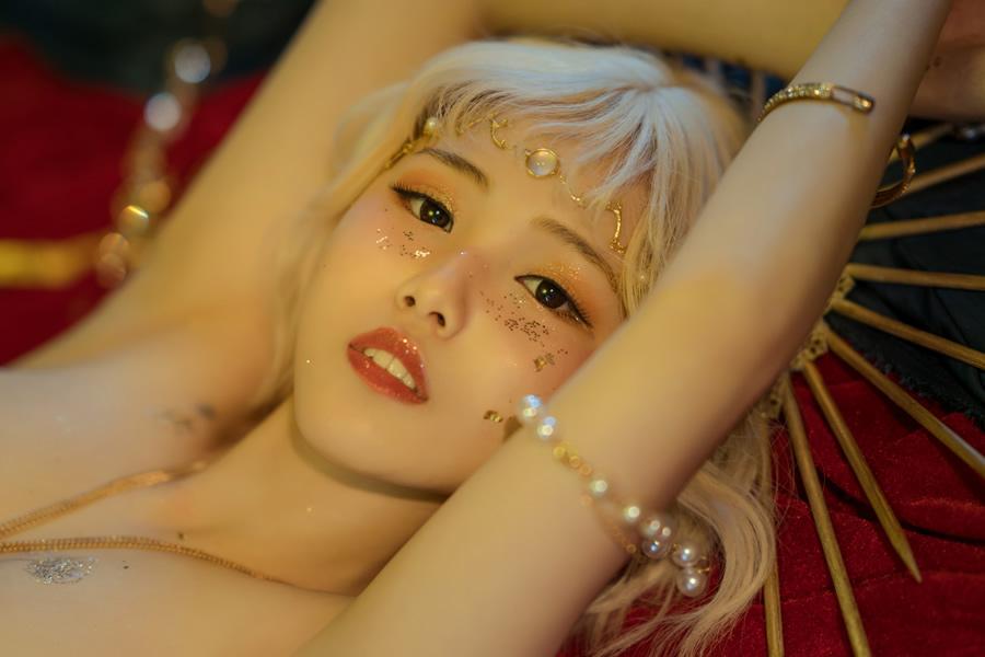 七月喵子是干嘛的？七月喵子双手向下压的脸红壁纸图片