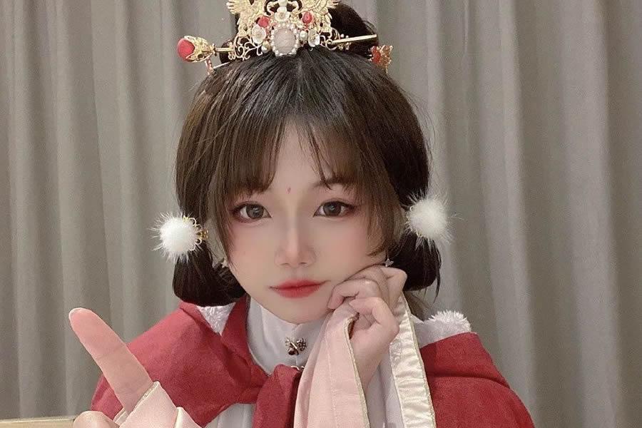 七月喵子是干嘛的？七月喵子双手向下压的脸红壁纸图片