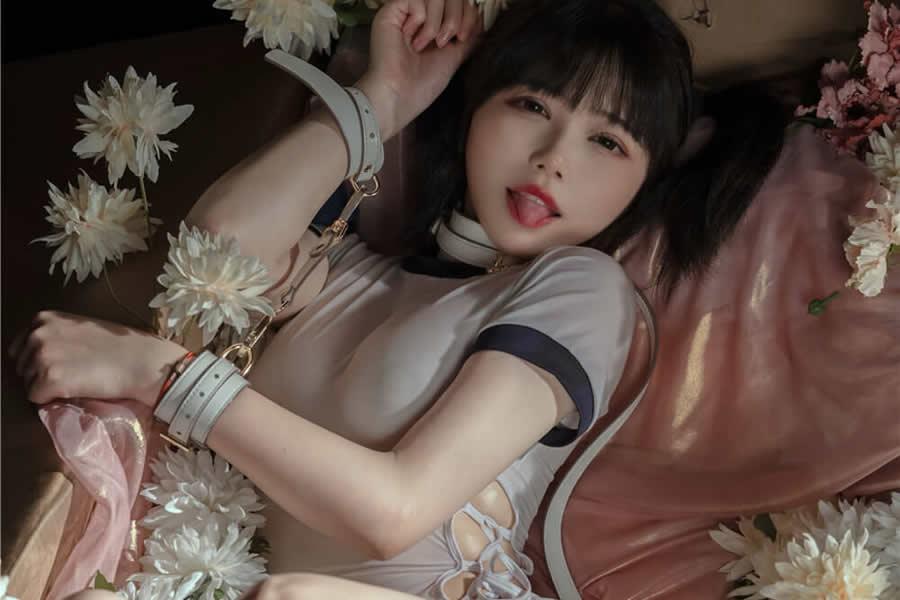 七月喵子是干嘛的？七月喵子双手向下压的脸红壁纸图片