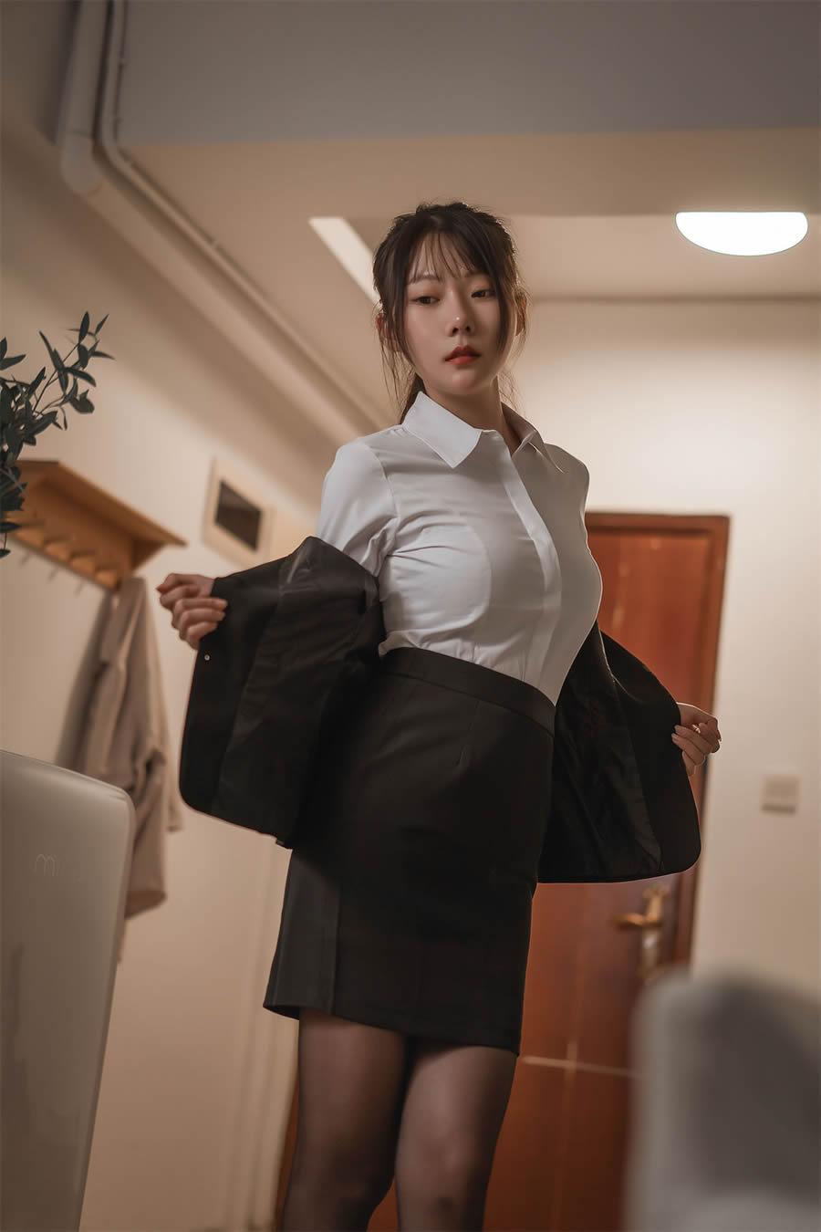 香草喵露露weibo为什么封了？露露小喵衬衫套装写真