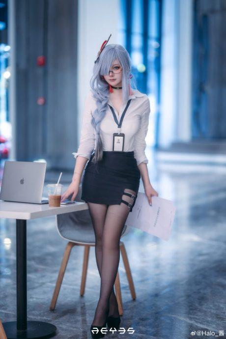 Halo酱申鹤COS：化身性感迷人的办公室女郎致敬原神