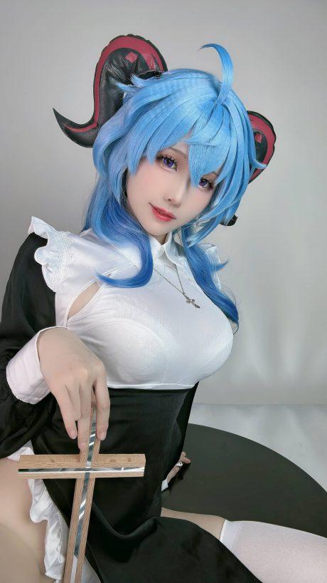 Miko酱ww原神COS：完美展现修女版甘雨的性感与温柔