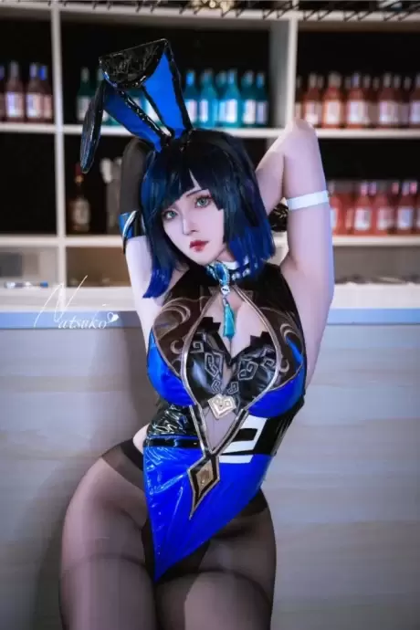 Natsuko夏夏子夜兰COS：展现火辣兔女郎装扮与神秘气质