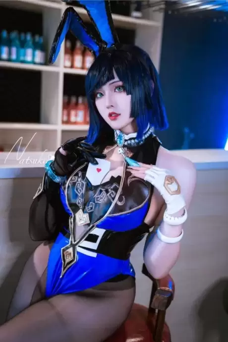 Natsuko夏夏子夜兰COS：展现火辣兔女郎装扮与神秘气质