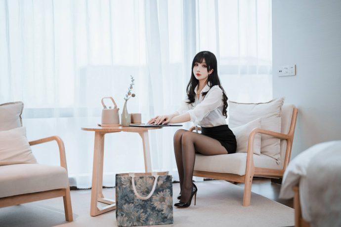 Rioko凉凉子职场女王COS：丝袜OL的诱惑与无可抵挡的魅力