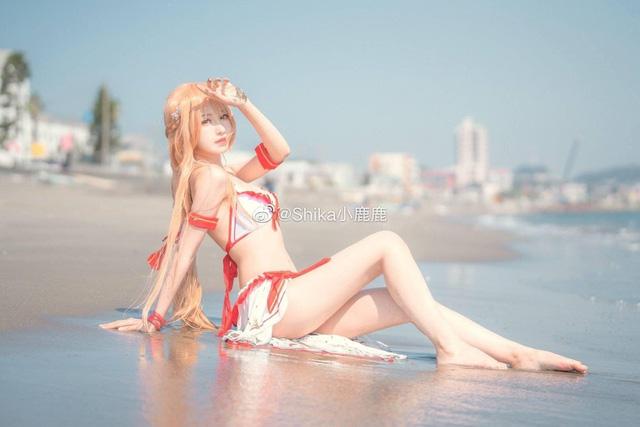 Shika小鹿鹿亚丝娜COS：夏日沙滩上的比基尼女神