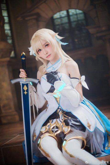 一千只猫薄禾荧COS：重现原神旅行者的宏伟与神秘