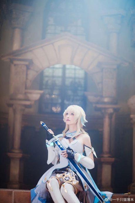 一千只猫薄禾荧COS：重现原神旅行者的宏伟与神秘