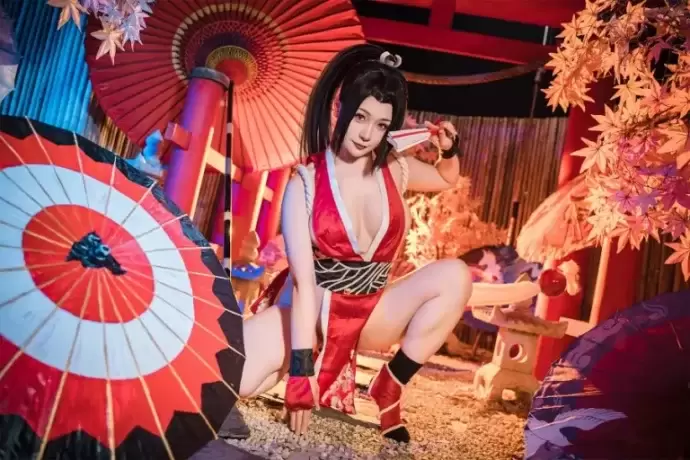 三刀刀miido拳皇COS：演绎不知火舞的性感与力量之美