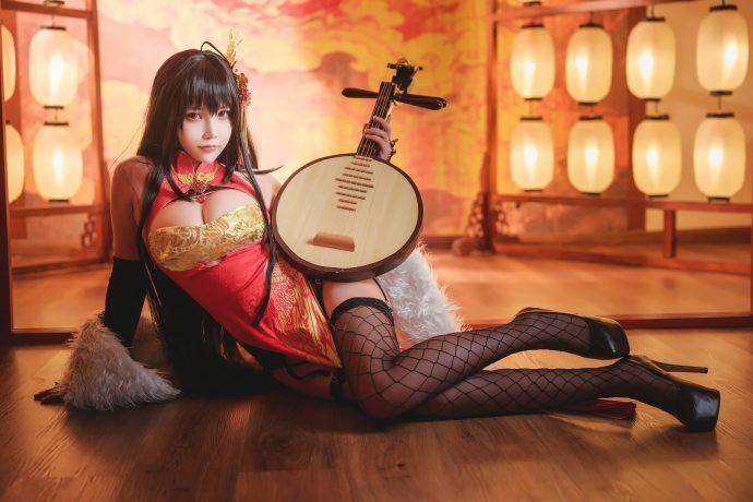 中岛莫之子i碧蓝航线COS：演绎旗袍版大凤的性感与霸气