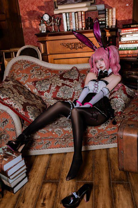 二佐Nisa兔耳COS：完美诠释交错战线卡提那的双面魅力