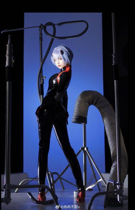 冉冉不甜v绫波丽COS：再现福音战士的神秘与冷艳