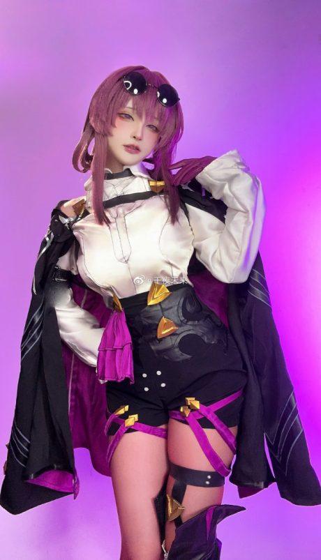 千夜未来卡芙卡COS：带你领略性感优雅与战斗的完美结合