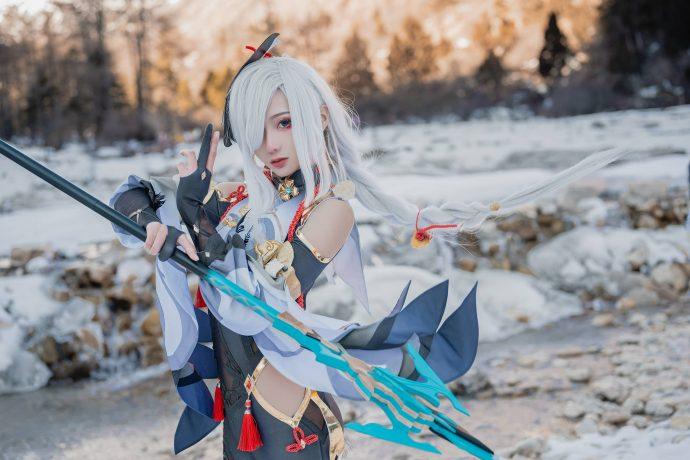 原神如月灰COS：展现申鹤的性感曲线，尽显仙气气质