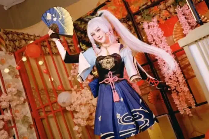 原神神里绫华COS：完美演绎神里大小姐的优雅与性感