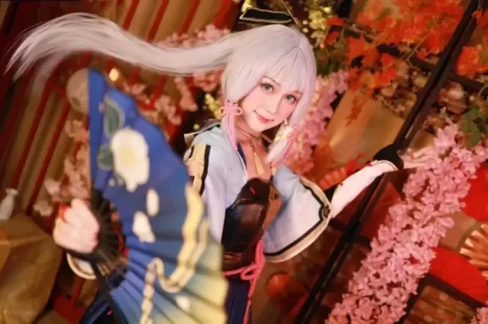 原神神里绫华COS：完美演绎神里大小姐的优雅与性感