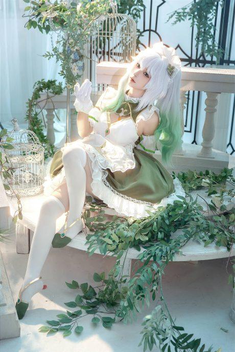 原神纳西妲COS：蠢沫沫再现女仆版草神的可爱与优雅