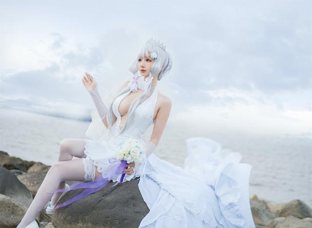 叉子宝宝碧蓝航线COS：完美诠释婚纱版光辉的性感甜美