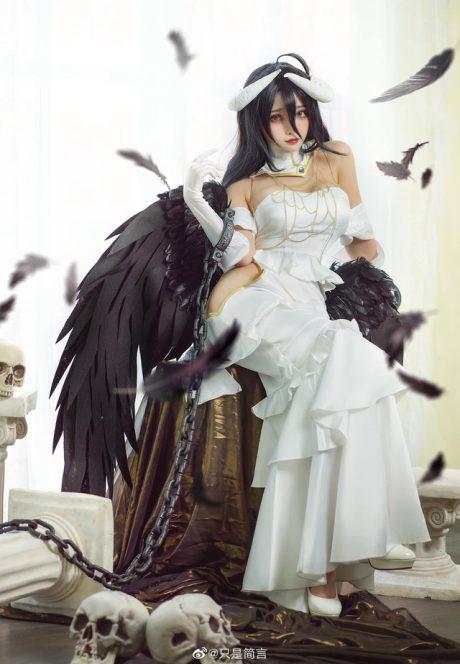 只为一眼的魅力：只是简言cos雅儿贝德的性感与威严