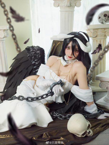 只为一眼的魅力：只是简言cos雅儿贝德的性感与威严