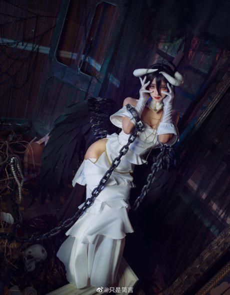 只为一眼的魅力：只是简言cos雅儿贝德的性感与威严