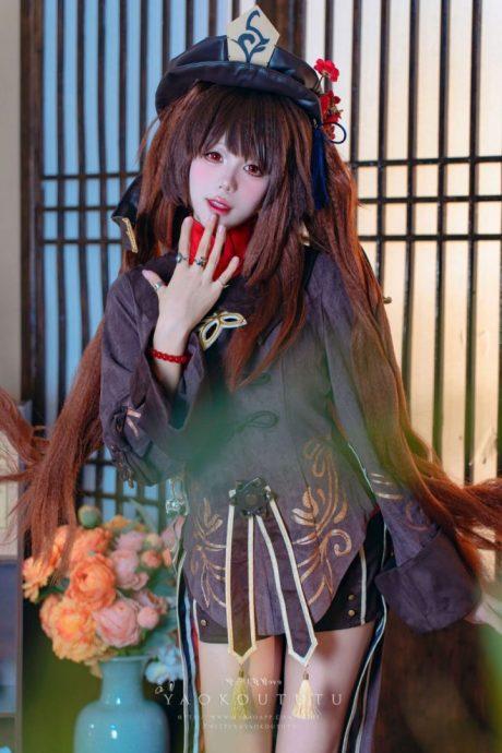 咬一口兔娘ovo原神COS：展现胡桃的神秘与性感魅力