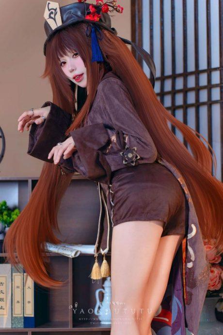 咬一口兔娘ovo原神COS：展现胡桃的神秘与性感魅力