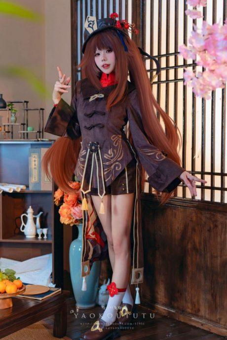 咬一口兔娘ovo原神COS：展现胡桃的神秘与性感魅力