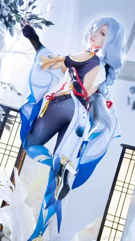 外星嫣子Yan原神COS：完美诠释申鹤仙气与美丽并存的绝美