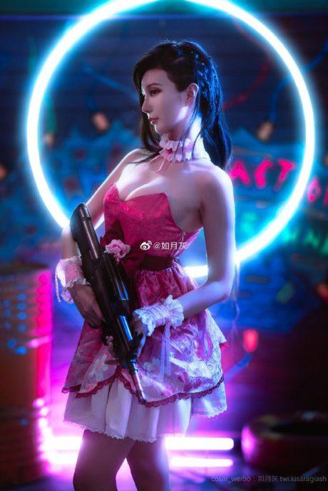 如月灰萨拉COS：演绎霓虹战场上性感女神的双面魅力