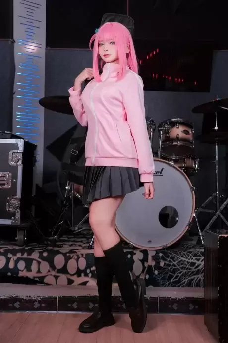 孤独摇滚后藤独COS：ZinieQ诠释摇滚女神的另类魅力