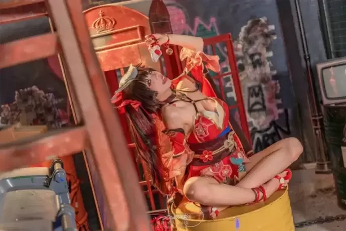 性感与神秘的碰撞：咬人小小兔cos崩坏星穹铁道花火