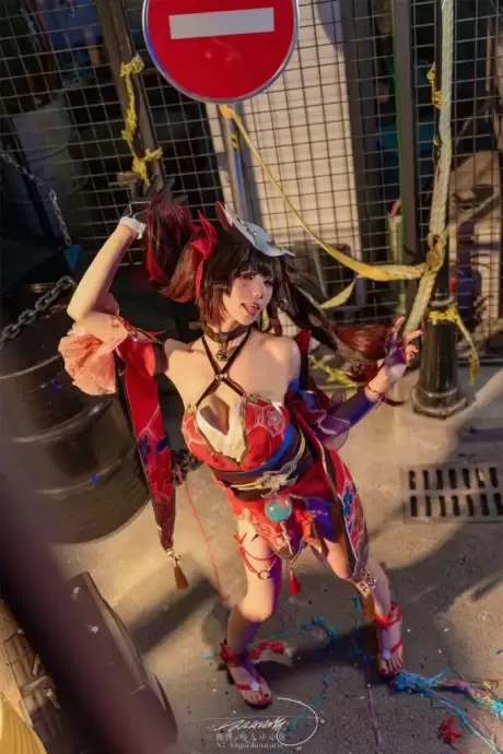 性感与神秘的碰撞：咬人小小兔cos崩坏星穹铁道花火