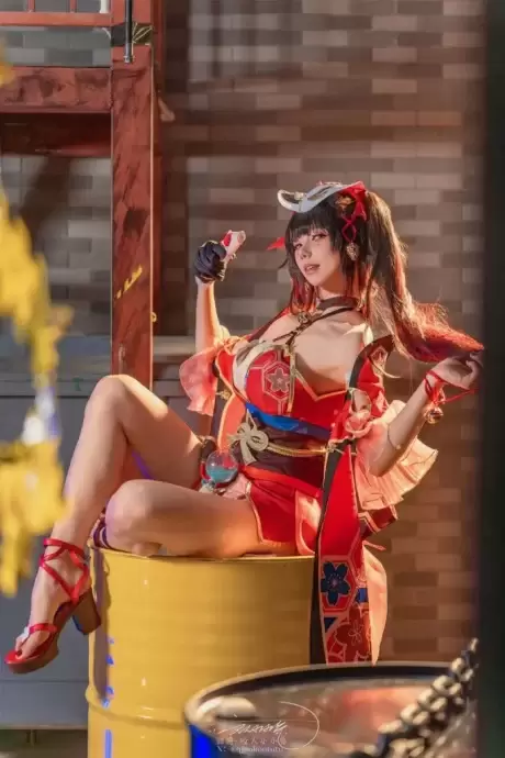 性感与神秘的碰撞：咬人小小兔cos崩坏星穹铁道花火