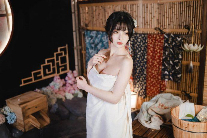 撩人心魂的温泉旅行：rioko凉凉子cos年上の韵的温柔姐姐