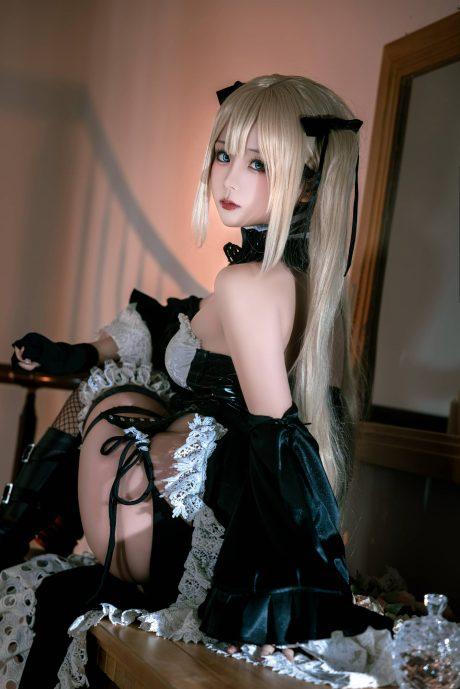 日奈娇碧蓝航线COS：展现玛莉萝丝的性感与优雅风姿