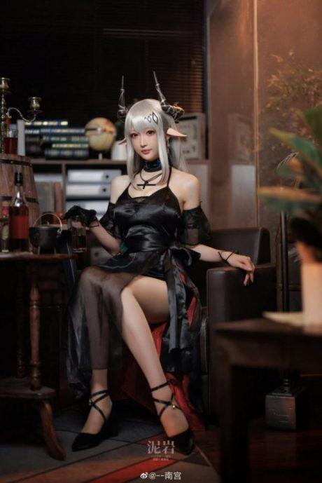 明日方舟南宫COS：展现礼服泥岩的性感和优雅女王魅力
