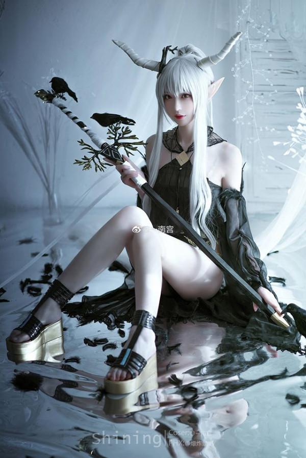 明日方舟闪灵COS：南宫完美演绎“静谧午夜”神秘与优雅