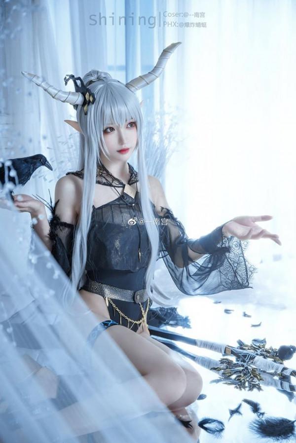 明日方舟闪灵COS：南宫完美演绎“静谧午夜”神秘与优雅