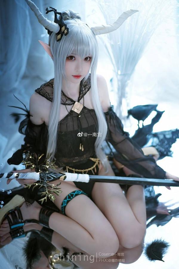 明日方舟闪灵COS：南宫完美演绎“静谧午夜”神秘与优雅