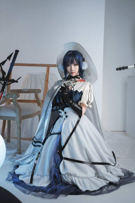 明日方舟面饼仙儿COS：完美演绎星极的优雅与战斗气质