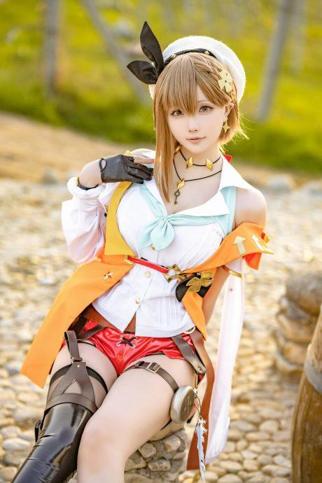 星之迟迟炼金工坊COS：展现莱莎自由奔放与性感的魅力