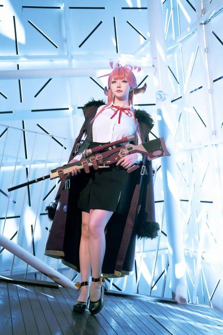 星之迟迟陆八魔爱露COS：完美还原蔚蓝档案的性感学姐