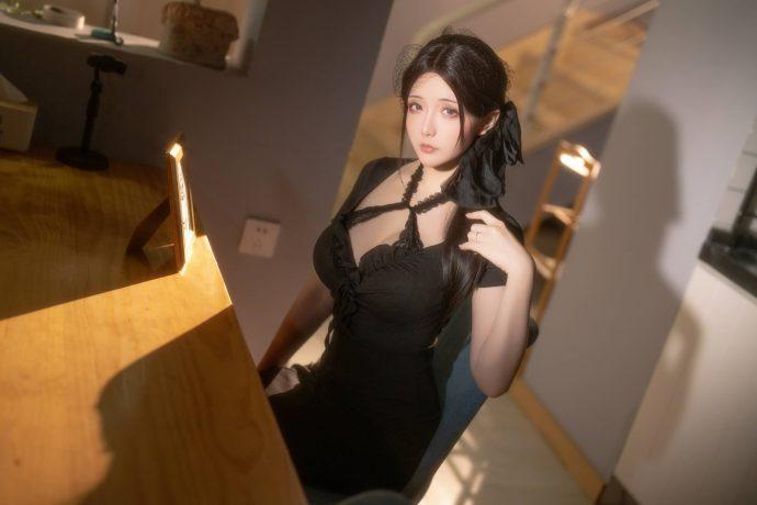 星之迟迟黑色诱惑COS：演绎孤寂与魅惑并存的未亡人太太