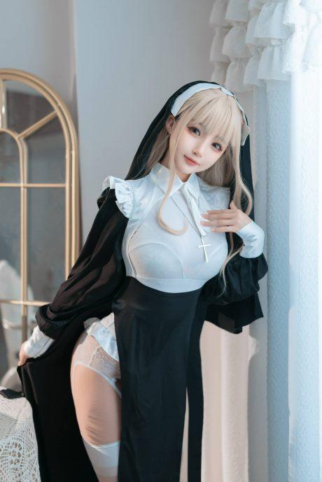 桜井宁宁修女COS：在纯洁与诱惑之间游走的奇妙演绎