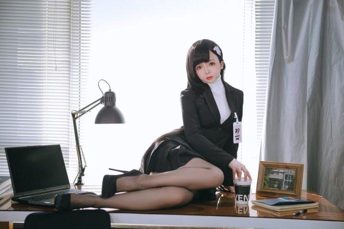 椎名莜调月莉音COS：诠释蔚蓝档案冷艳女神的性感魅力