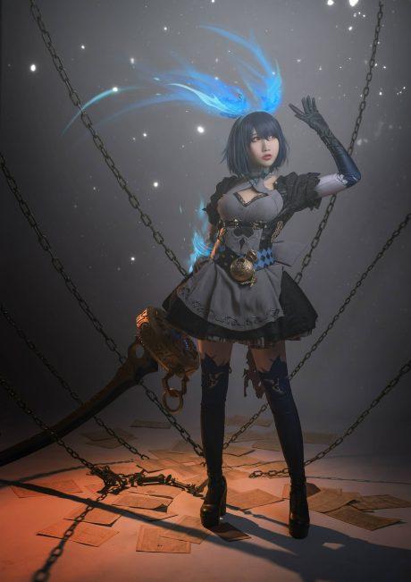 死亡爱丽丝面饼仙儿COS：演绎战斗少女爱丽丝的致命魅惑