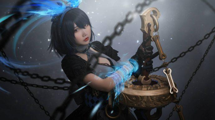 死亡爱丽丝面饼仙儿COS：演绎战斗少女爱丽丝的致命魅惑