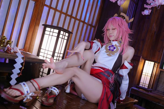 水淼aqua八重神子符箓cos全图：新呈现甜美与魅力的光辉融合