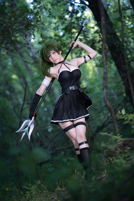 水淼aqua尤贝尔COS：展现“葬送芙莉莲”魔法使的性感魅力